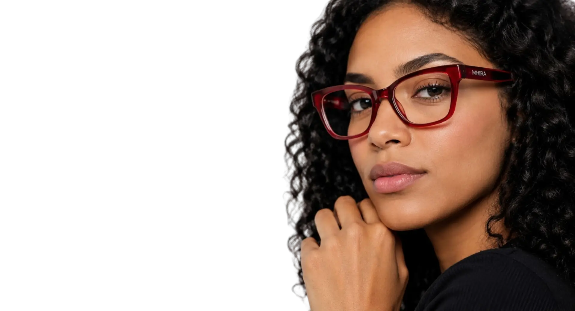 Persona usando anteojos recetados de armazón rojo en Óptica Rossi